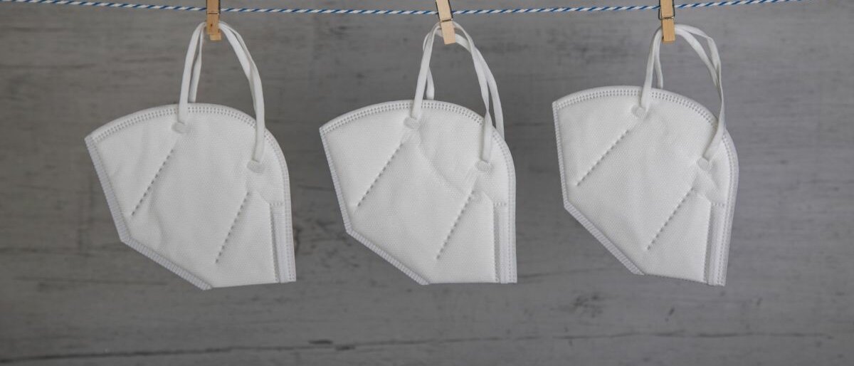 FFP2-Masken FFP2-Masken an einer Wäscheleine