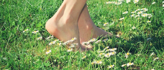 Füße im Gras © ChesiireCat / iStock / Thinkstock