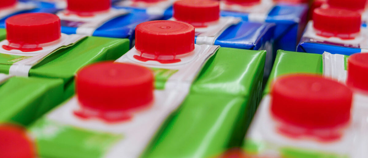 Milchkartons Nahaufnahme zahlreicher Getränkekartons