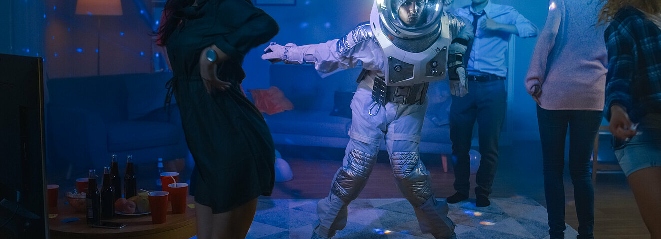 Ein als Astronaut verkleideter junger Mann auf einer Party