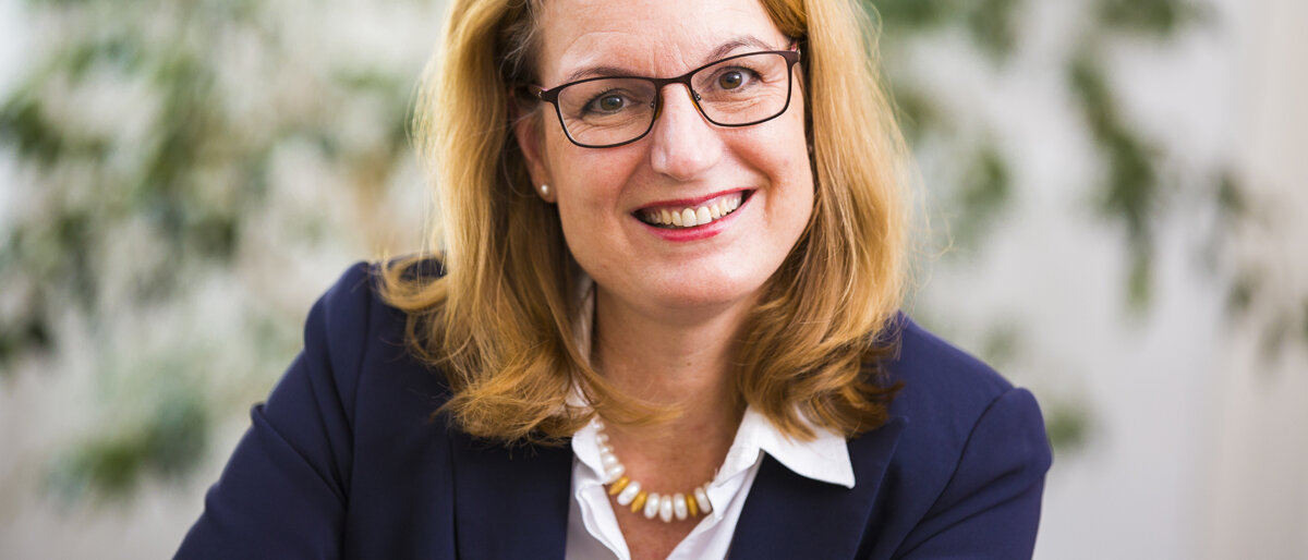 Carmen Steves lächelt.