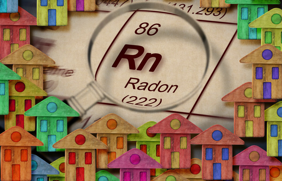 Radon in Haushalten bunte Häuser rund um eine Lupe, die über das Element Radon im Periodensystem gehalten wird