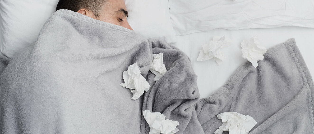 Mann liegt krank im Bett © nito100 / iStock / Getty Images