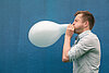 Mann bläst Ballon auf © Koldunova_Anna / iStock / Thinkstock