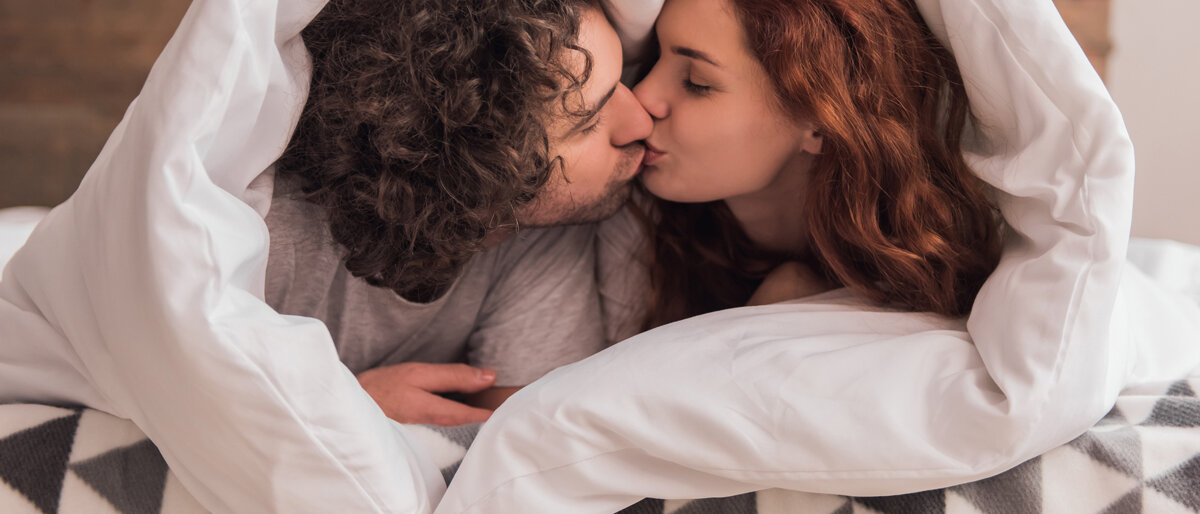 80 Milliarden Bakterien wandern bei so einem innigen Kuss, ein eher weniger romantischer Aspekt. © GeorgeRudy / iStock / Getty Images Plus