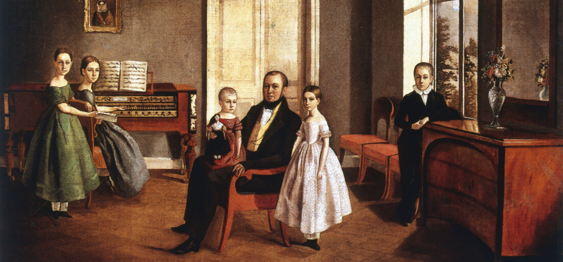 Eine Zeichnung zeigt eine Familie im 19. Jahrhundert: Zwei Töchter am Klavier, ein weiteres Kind sitzt auf dem Schoß des ernst dreinblickenden Vaters.