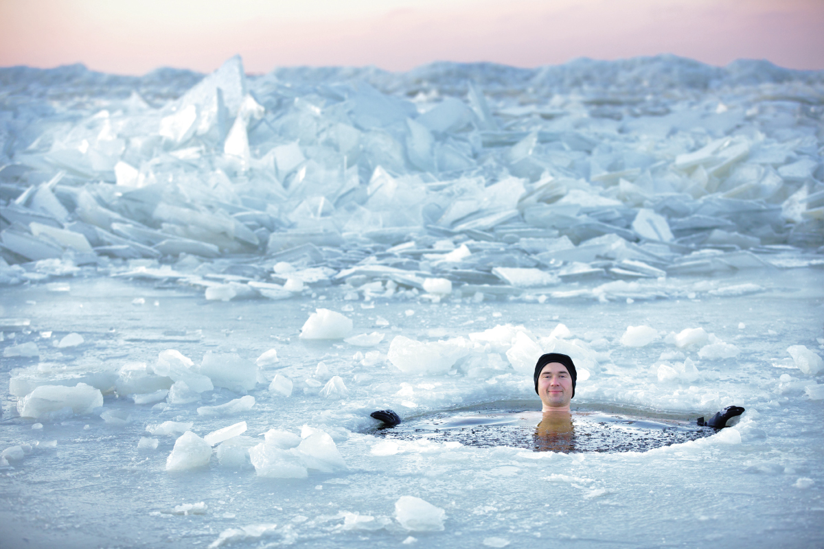 Mann im Eiswasser ©  levranii / stock.adobe.com