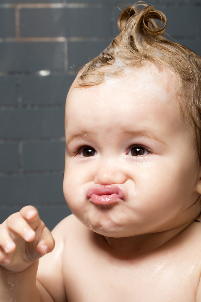 Baby mit Shampoo © Tverdohlib / iStock / Getty Images