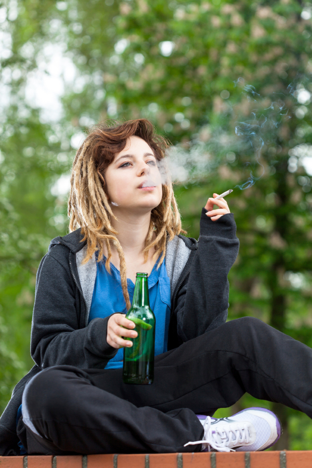 Jugendliche mit Zigarette und Bierflasche © KatarzynaBialasiewicz / iStock / Thinkstock
