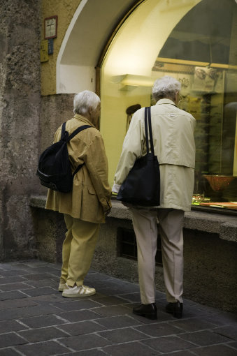 Senioren vor Schaufenster © Photodisc / Photodisc / Thinkstock