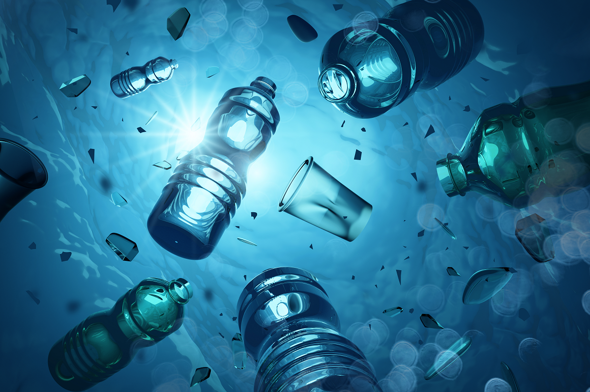 Plastikflaschen treiben im Wasser. © solarseven / iStock / Getty Images Plus